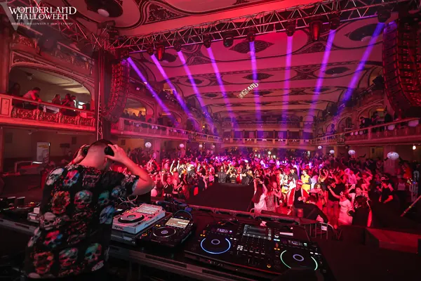 DJ nad zaplněným sálem, 2024