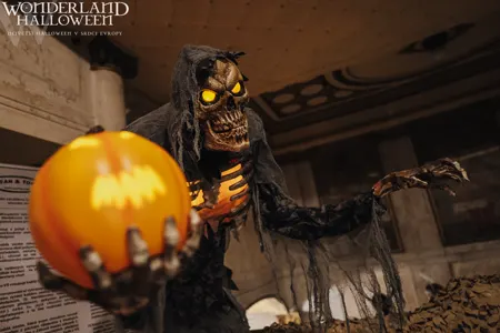 Halloweenská dekorace se smrtkou a dýní